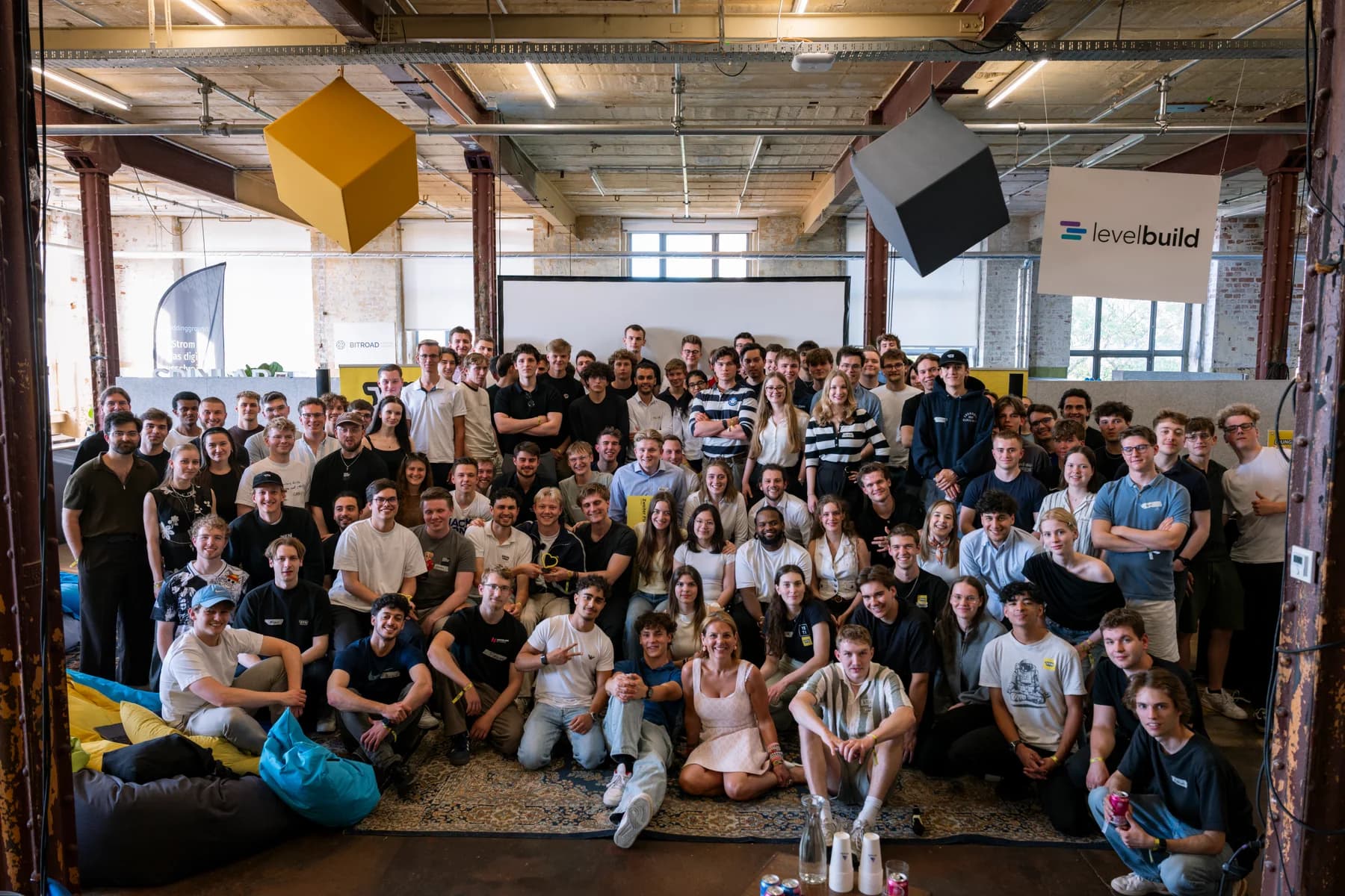 Gruppenfoto der Young-Founders-Network-Community bei einem gemeinsamen Event.